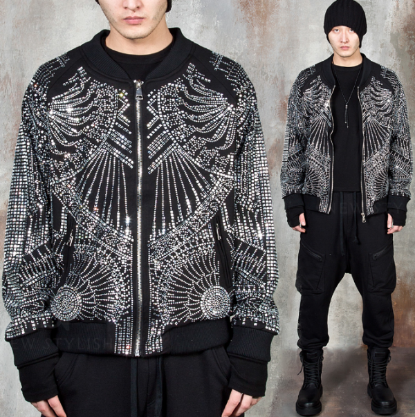 Jaket bomber dengan aksen manik-manik